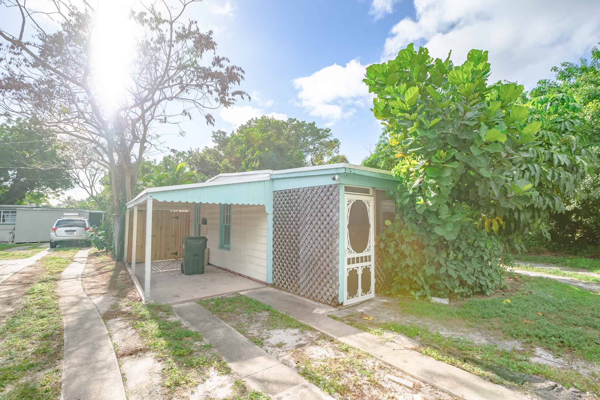716 N Lake Ave