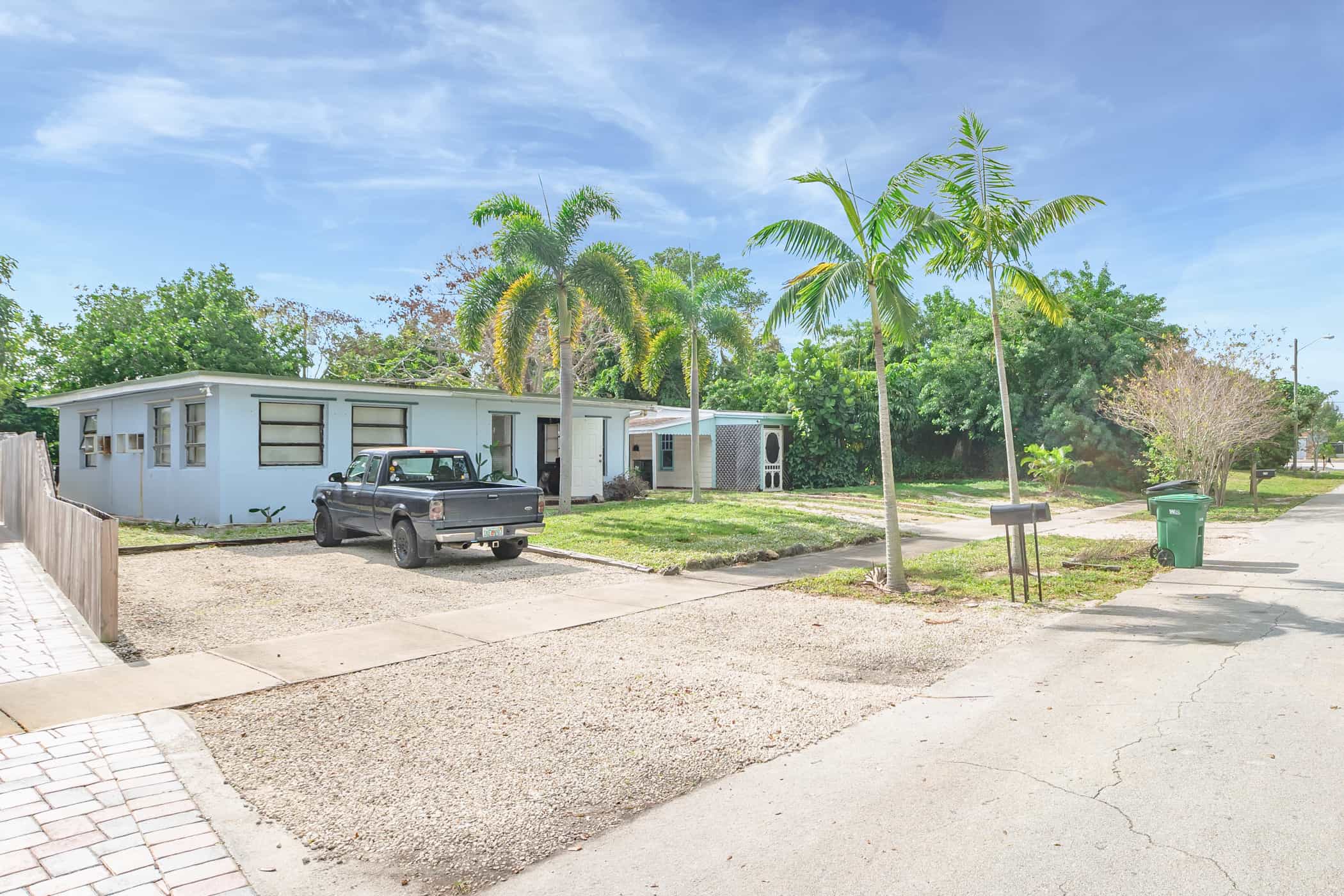 728 N Lake Ave